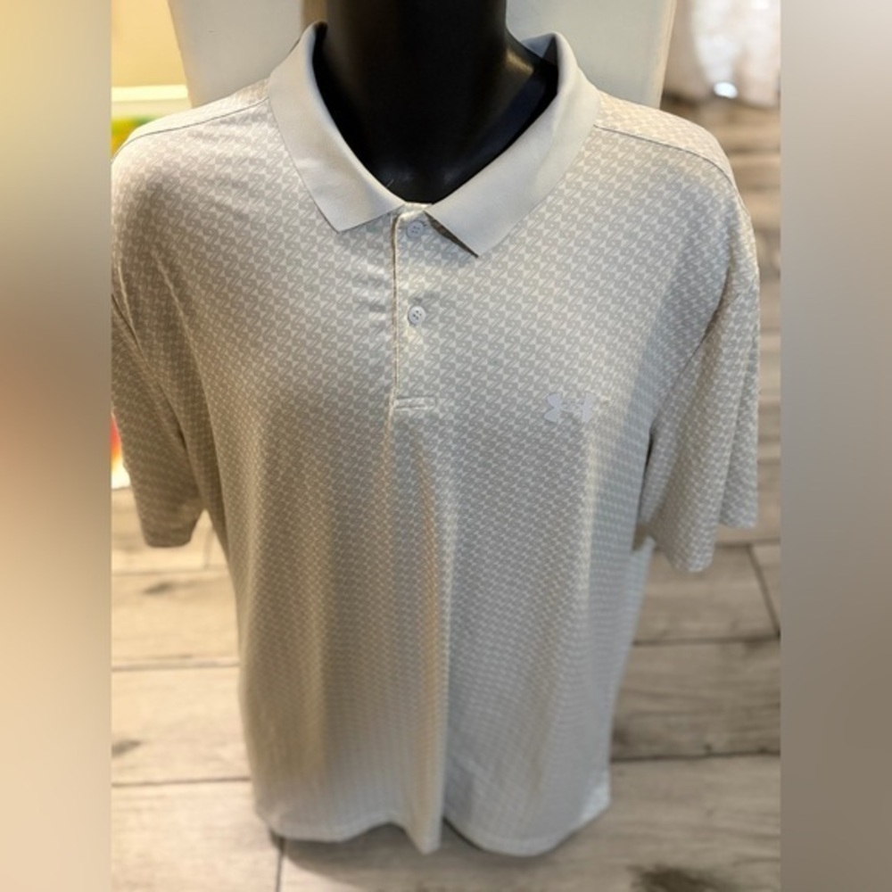 Men’s pre own under armour white design Performance Polo shirt size XL